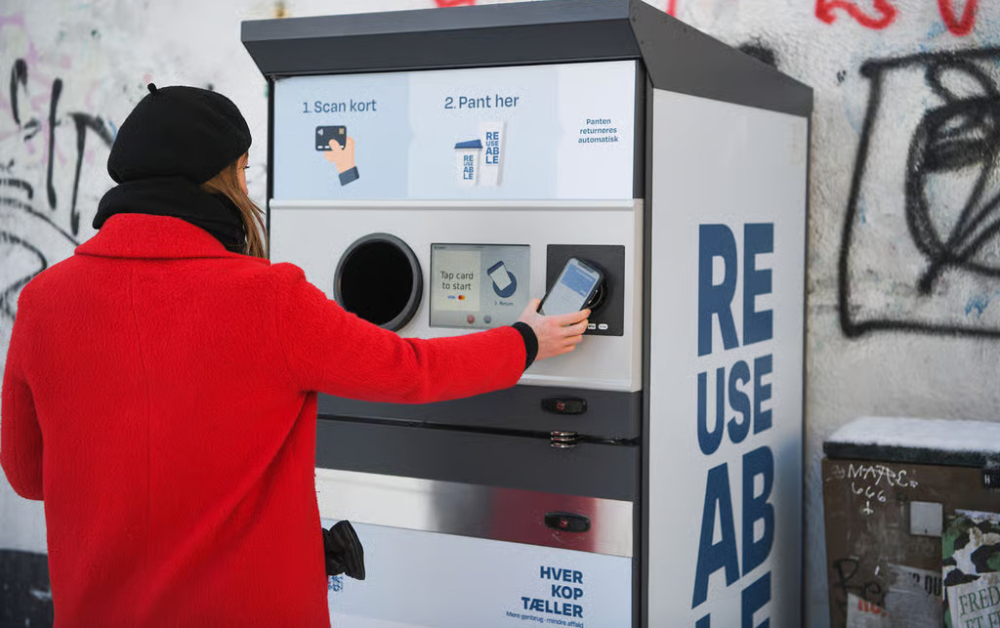 contactless payment e1749199467351 Ambalajele reutilizabile: o soluție sustenabilă pentru un viitor fără deșeuri