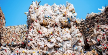 multiple cubes compressed plastic garbage near waste recycling factory open air 1 Reașezarea sistemului de gestionare a deșeurilor de ambalaje din România.